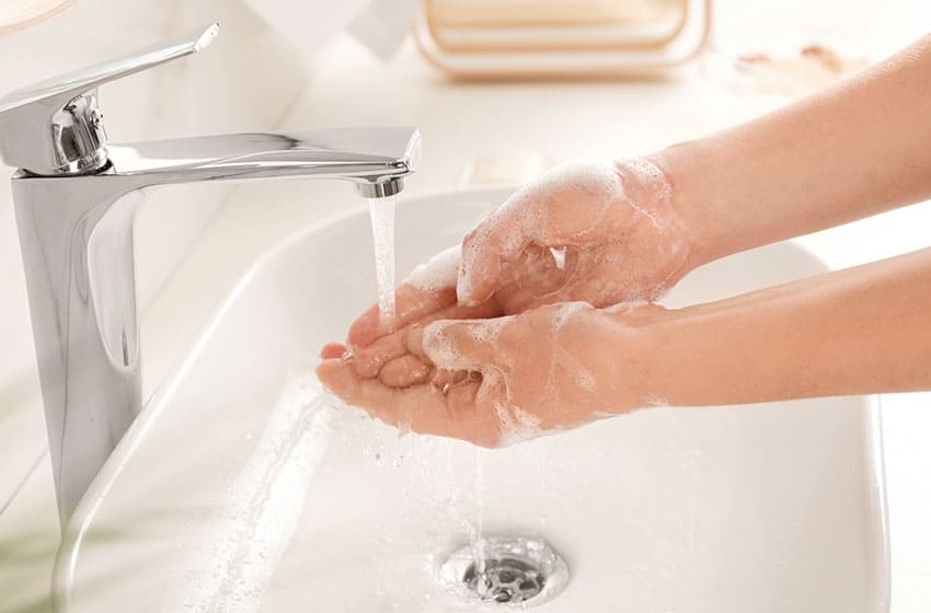 شستن دست‌ها و ناخن ها