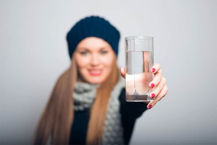 نوشیدن آب زیاد برای حفاظت از پوست در زمستان