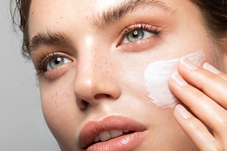 استفاده از مرطوب کننده برای جلوگیری از پوست پوست شدن صورت