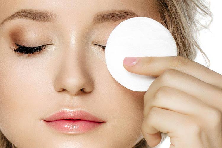 استفاده از شوینده های مناسب برای پیشگیری از خشکی پوست دور چشم