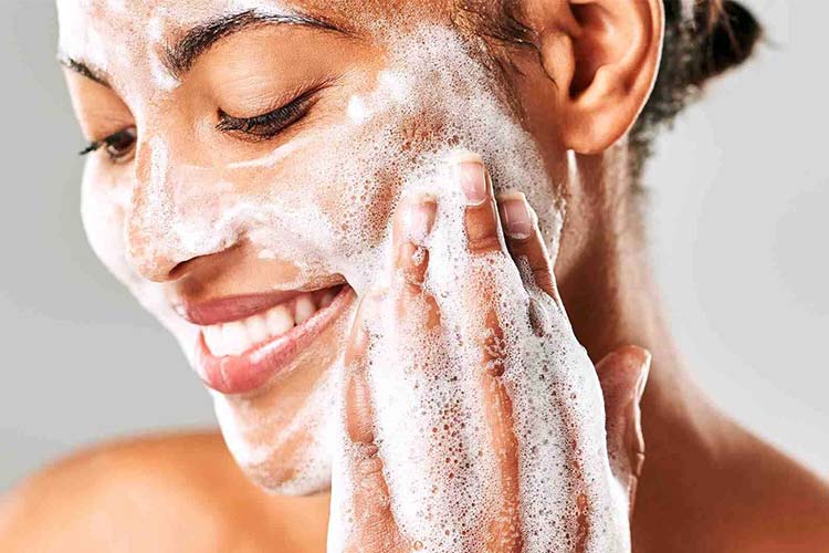 شستشوی صورت دو بار در روز برای مراقبت از پوست