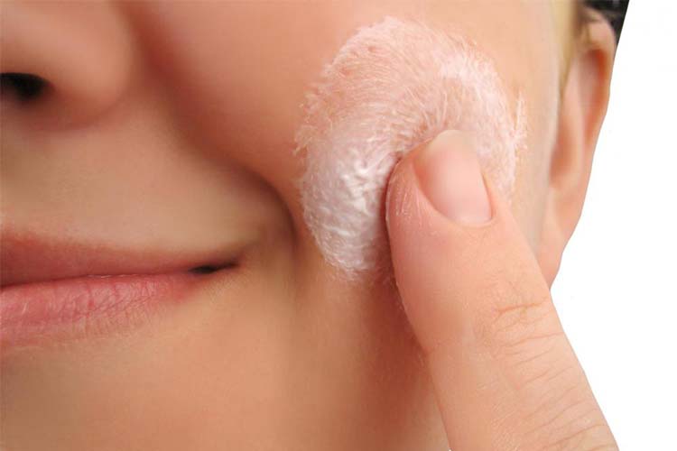 استفاده از مرطوب کننده یا آبرسان قبل از آرایش کردن