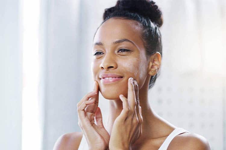 تأمین رطوبت پوست قبل از آرایش